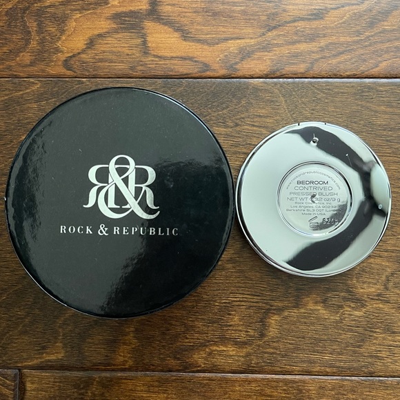 NIB Rock & Republic Contrived Pressed Blush in Bedroom DISCONTINUED - Picture 2 of 2